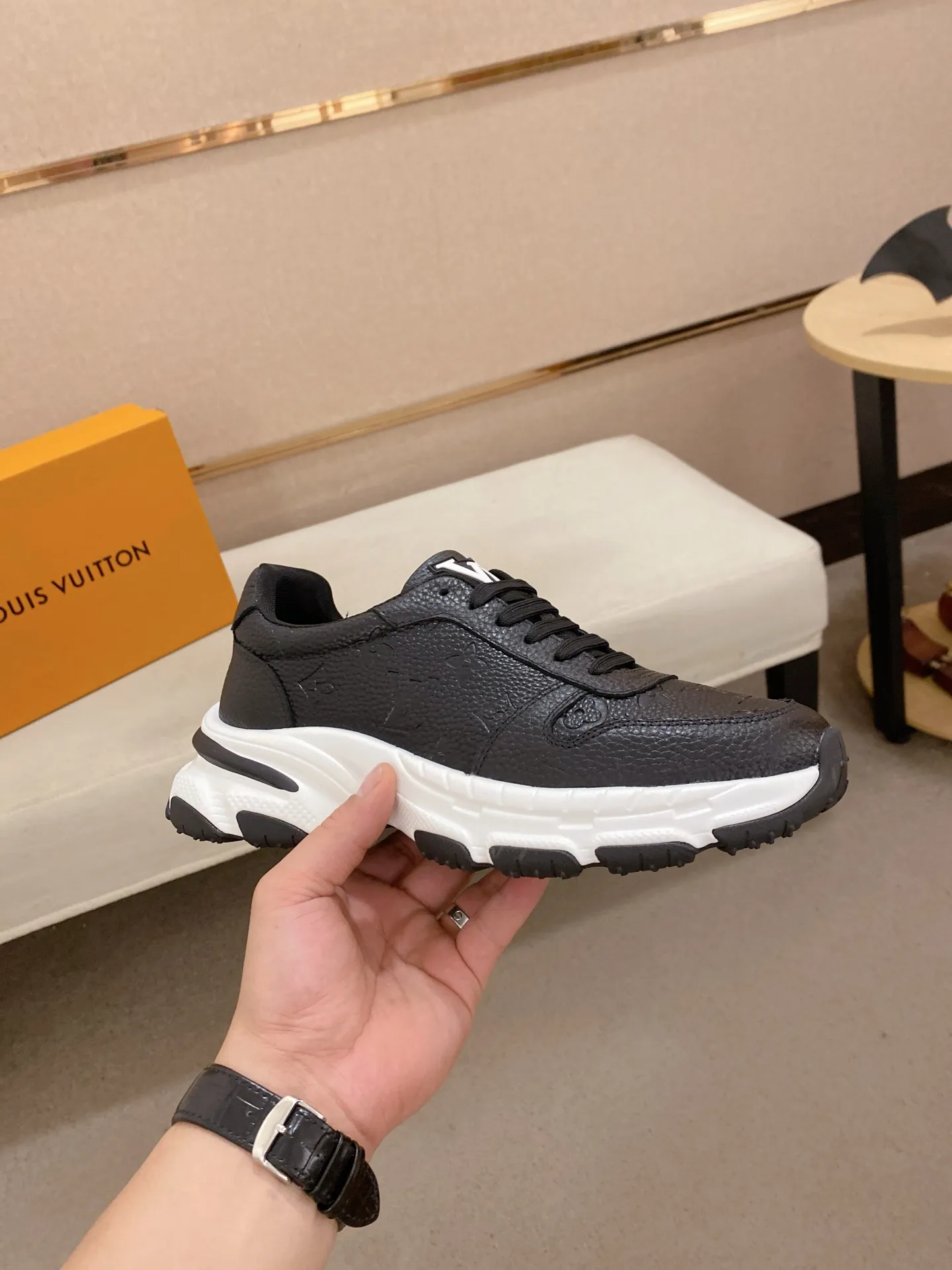 Men's shoes💰 442💰louis vuitton (Louis Vuitton/lv)🔍🔍The new counters are on sale at the same time. The uppers are imported from Italy. ⃣️Re-engraved🇮🇹💪💪, ⚠Sole: The original sole is specially provided by the original factory, the exclusive movable molded sole is super comfortable, ⚠Original and single goods 🔍high quality, you can enter and leave the counter at will, welcome to compare⚠. Code number: 38-44 (45/customized, non-refundable)